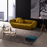 Canapé rembourré Channel en velours jaune vibrant, avec surpiqûres verticales profondes, segments moelleux et design à profil bas pour un salon confortable
