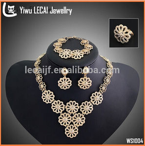 Splendida <span class=keywords><strong>collana</strong></span> <span class=keywords><strong>con</strong></span> ciondolo <span class=keywords><strong>leone</strong></span> in stile classico Set di 4 pezzi <span class=keywords><strong>con</strong></span> bracciale in metallo placcato oro anelli orecchini <span class=keywords><strong>con</strong></span> disegno scavato - Product Image 4