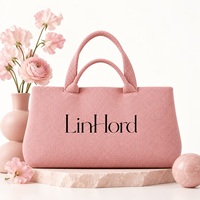 Sac shopping en tricot avec logo personnalisé, poignées courtes et bandoulière, pour cadeaux de marque dans les collections de boutiques.