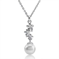 Collier pendentif fleur en argent sterling 925 avec perle d'eau douce naturelle et motif triple fleur de frangipanier