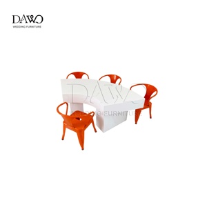 Ensemble de table en MDF blanc courbé en forme de S avec chaises en métal orange et <span class=keywords><strong>vert</strong></span> pour la location de fêtes d'enfants - Product Image 4