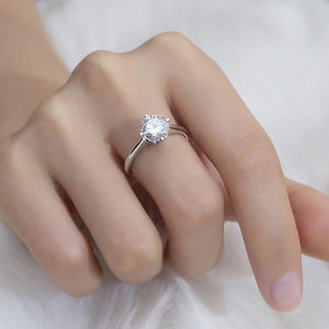 แหวนเพชรทรงกลมทองคำขาว 18K รุ่น MSR-1400 จาก Messi Jewelry สำหรับผู้หญิง - Product Image 5