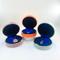 Boîte à bijoux en velours de luxe sur mesure avec logo personnalisé, boîte à bagues avec lumière LED, emballage cadeau avec lumière, fabricant Zhi Hui