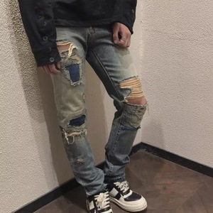 Jean en denim déchiré coupe slim pour homme, taille mi-haute, jambe droite, extensible, délavé moyen, avec badge, style décontracté, tendance été, Taya - Product Image 2