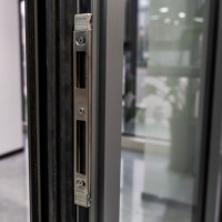 Ventana Abatible Moderna de Aluminio con Rotura de Puente Térmico y Doble Acristalamiento para Ahorro de Energía