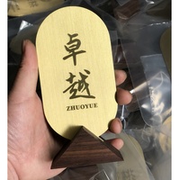 Letrero de Mesa Personalizado Grabado en Latón y Madera de Nogal, Soporte para Código QR y Número Pulido para Restaurantes, Bares y Hoteles