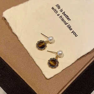 Pendientes WENCHI 1587 de Piedra Ojo de Tigre y Perla Natural Ligera - Shopify - Product Image 3