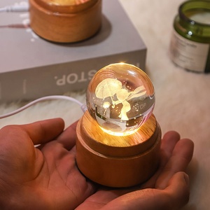 โคมไฟตกแต่งบรรยากาศรูปปลาวาฬแกะสลัก 3 มิติ ลูกแก้วคริสตัลหมุนได้ ยูนิคอร์นหลากสีสัน เปลี่ยนสีได้ เหมาะสำหรับเด็กและวันวาเลนไทน์ - Product Image 1