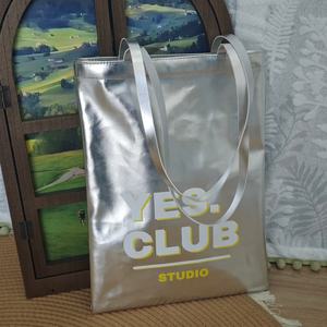 Sac fourre-tout en cuir PU argenté métallisé à grande capacité avec impression de lettres - Product Image 1