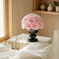 Décoration d'intérieur : Composition florale éternelle avec vase en marbre et roses, idéale pour anniversaire, fête de pendaison de crémaillère, réunion de famille