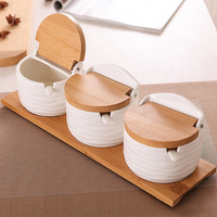 Fournitures de cuisine sucrier en céramique blanche assaisonnement pot à sel 3 pièces ensemble bambou bois Flip stockage des aliments et conteneur