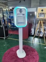 Machine de photomaton de mariage ovale avec colonne, multiprise intégrée pour iPad et appareil photo, et anneau lumineux LED à louer