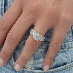 Bague de fiançailles et de mariage en or blanc 18 carats édition limitée, diamant naturel taille baguette conique, cluster de diamants certifiés IGI, joaillerie fine - Product Image 3