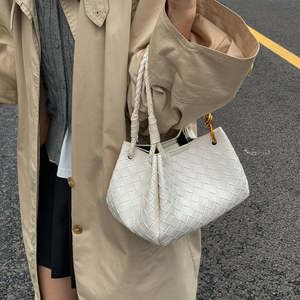 Bolso de mano tipo cubo inclinado de PU impermeable, duradero y de color sólido a la moda para mujer, bolso tote de gran capacidad - Product Image 6