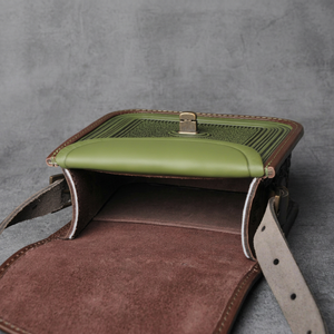 Sac à bandoulière léger en cuir véritable brodé, style vintage et tendance, avec rabat et sangle unique, collection Automne/Hiver 2026 - Product Image 4