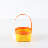 Panier tissé à la main en copeaux de bois, panier cadeau coloré tissé à la main avec poignée pour l'emballage de cadeaux, le stockage de fruits