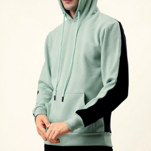 Sudadera con Capucha Verde Claro para Hombre con Mangas Raglán Negras, Corte Regular, Informal, de Forro Polar, para Otoño - Product Image 1