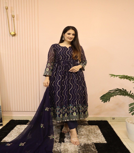 Ensemble de costumes Anarkali à la mode de nouveau créateur en broderie fantaisie vêtements indiens et pakistanais uniques pour les fêtes modélisation réelle - Product Image 3