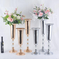 Vases décoratifs en métal martelé doré avec boule de cristal, supports de fleurs pour centres de table de mariage et décoration de fête, vente en gros