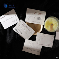 Cartes de vœux personnalisées imprimées avec citations d'amour en police serif et gaufrage rose pour un branding de luxe pour la Saint-Valentin, directement du fabricant