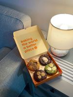 Boîte à biscuits imprimée de qualité supérieure en matériau écologique avec fenêtre transparente et séparateurs pour biscuits et pain, emballage d'insertion