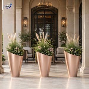 Maceta Moderna de Fibra de Vidrio, Color Dorado, Decorativa, con Acabado Aerografiado, para Hotel, Centro Comercial o Jardín - Product Image 6