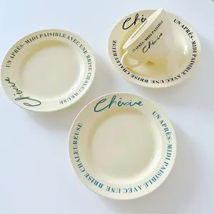 Aangepaste Koreaanse Stijl Vintage Franse Ins Crème Letter Bone China Porselein Keramische Plaat Ontwerp Gepersonaliseerd Dessert Saladeplaat