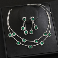 Parure de mariage de luxe deux pièces très tendance : boucles d'oreilles multicolores à pompons carrés et collier double couche en plaqué argent avec coquillages