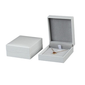 Boîte de présentation de bijoux en bois avec logo personnalisé, en cuir brossé et velours vintage pour ranger les bagues, les colliers et les boucles d'oreilles - Product Image 1