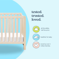 Lit bébé en bois avec quatre hauteurs réglables, barrière de sécurité pour bébé, fermeture solide, barrière de sécurité pour bébé, lit bébé convertible