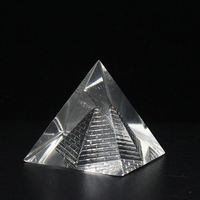 Fabrik-Großhandel 3D Pyramiden-Themen-Dekorationen Lasergravierte Transparente Kristallglas-Tischdekorationen