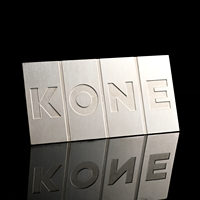 Plaque de nom en métal de luxe personnalisée avec logo de marque argenté pour cadeaux d'affaires, meubles d'intérieur et d'extérieur, accessoires sportifs, décoration