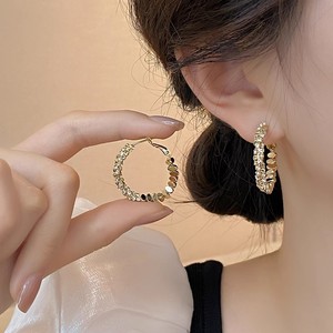 Boucles d'oreilles créoles géométriques minimalistes plaquées or pour femme, luxe léger haut de gamme, nouvelle collection automne/hiver 2025, best-seller A1419 Gol - Product Image 2