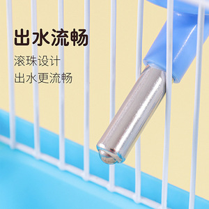 Botella de agua pequeña para mascotas, de plástico, reutilizable, para pájaros, roedores, con diseño de bola giratoria, flujo suave - Product Image 1