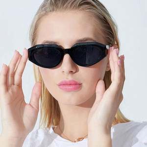 Gafas de Sol Vintage con Logotipo Personalizado de Última Moda, Gafas de Sol Cuadradas Pequeñas Irregulares con Protección UV400 para Mujer - Product Image 3