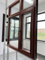 Elegantes Ventanas de Madera de Aluminio con Acabado en Vermillion y Padauk Africano para Villa Clásica