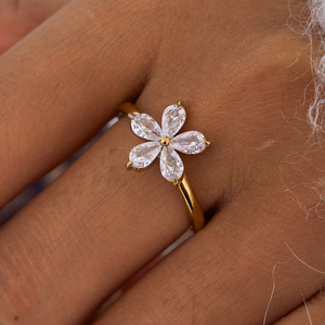 J & D时尚18k金不锈钢五瓣花白色锆石简约女性珠宝戒指 - Product Image 2