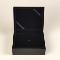 Boîte cadeau en bois noir brillant avec doublure en velours, logo personnalisé, finition laquée piano pour l'emballage de feuilles de thé et cadeaux d'affaires de luxe