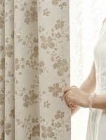 Rideau en tissu 100 % polyester à imprimé floral, associé à un voile en dentelle à petites fleurs et perles, doux et apaisant.