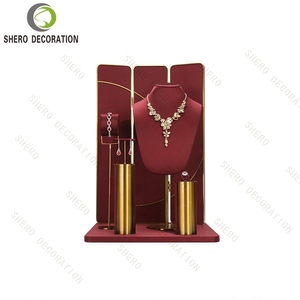 Kit de présentation de bijoux en microfibre rouge pour boutique de détail, avec buste à bijoux et porte-bagues en métal doré - Product Image 5