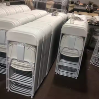 Chaise pliante en résine plastique blanche portable en gros, cadre en métal, empilable pour les événements intérieurs et extérieurs, pour les mariages, le salon