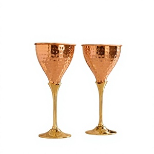 Verre à vin en cuivre martelé à la main, verre à vin rouge à pied en métal pour cocktails, barware, vaisselle de service - Product Image 1
