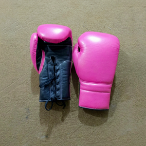 Gants de boxe personnalisés en similicuir blanc et or, gants d'entraînement MMA avec sangle de poignet auto-agrippante pour le sparring et la salle de sport - Product Image 1