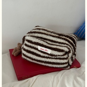 Sac de voyage Trousse de toilette de qualité supérieure Étiquette lavable Sac cosmétique en laine d'agneau à rayures multiples en coton doux - Product Image 2