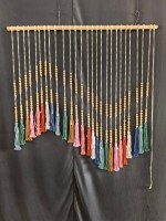 Décoration murale bohème faite à la main en macramé avec perles en bois et pompons colorés pour la décoration de chambre