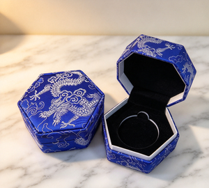 Umweltfreundliche Handgefertigte Hochwertige Sechseckige Quadratische Schmuckbox Blaues Brokatgewebe Traditionelles Silberfaden-Drachen-Design Magnetisch - Product Image 6