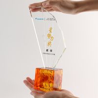 Trophée en cristal en cascade Jadevertu avec base carrée en Liuli, logo personnalisé, finition polie, design gravé, durable