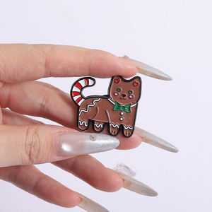 เข็มกลัดเคลือบลายการ์ตูนรูปคนขนมปังขิงคริสต์มาส บ้านขนมปังขิง แมว โบว์ เครื่องประดับติดปกเสื้อ ของขวัญสำหรับเพื่อน ขายส่ง - Product Image 4