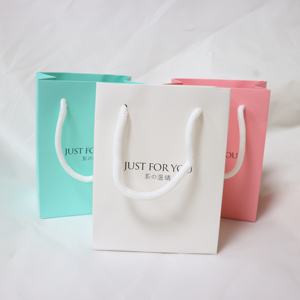 Sac en papier de luxe sur mesure U-smile avec poignée à cordon, forme rectangulaire et logo de marque pour emballage cadeau - Product Image 1