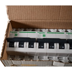 Disjoncteur sur rail DIN M9F22332 <span class=keywords><strong>C60Sp</strong></span> 3 pôles 32A courbe C pour PLC - Product Image 2
